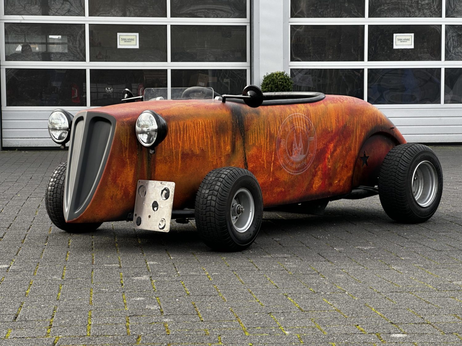 Hot Rod mit Rost-Effektlackierung von KLS vor den Hallentoren in Kerpen